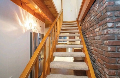 Brockway House | Speedboat Beach Cabin