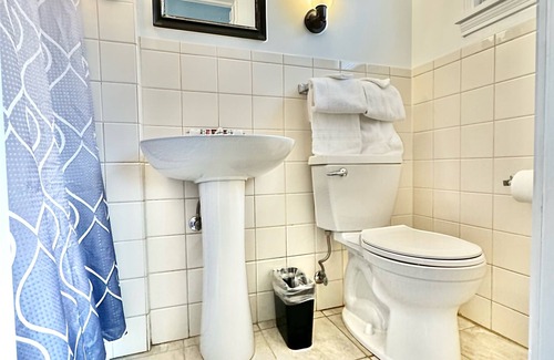 North Greece House | Spencerport - Cozy Cabin Inn - Sleeps 2, 1 Full Size Bed