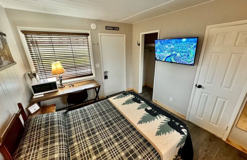 North Greece House | Spencerport - Cozy Cabin Inn - Sleeps 2, 1 Full Size Bed