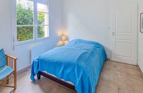 Bourcefranc-le-Chapus House | Spend a relaxing time with your extended family in this spacious vacation home by the sea.