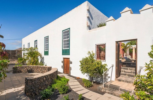 Macher House | Spend a wonderful vacation in the inviting cottage near the sea.