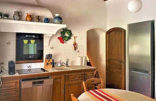 Sabran House | Spend a wonderful vacation with the family in this comfortable pool holiday home.