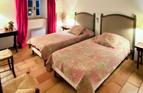Sabran House | Spend a wonderful vacation with the family in this comfortable pool holiday home.