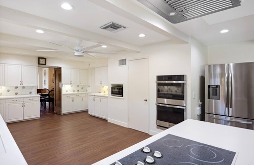 Uptown Design District House | Spend Fall in Palm Springs! Movie Colony Estate Home! Tennis Court! Pool! Pool Table!