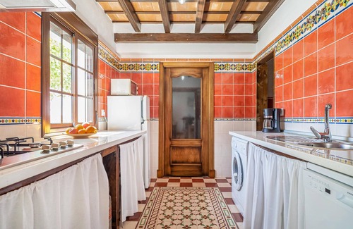 Prado del Rey House | Spend the vacation in this inviting cottage with magnificent mountain panorama.