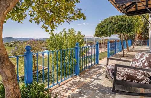 Prado del Rey House | Spend the vacation in this inviting cottage with magnificent mountain panorama.