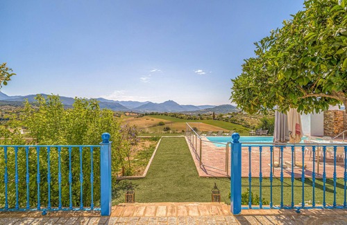 Prado del Rey House | Spend the vacation in this inviting cottage with magnificent mountain panorama.