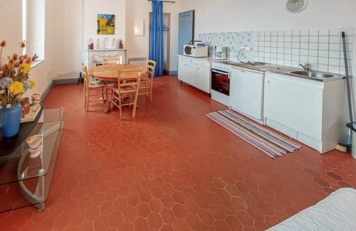 Fox-Amphoux Apartment | Spend your vacation in this appealing apartment with pool access.