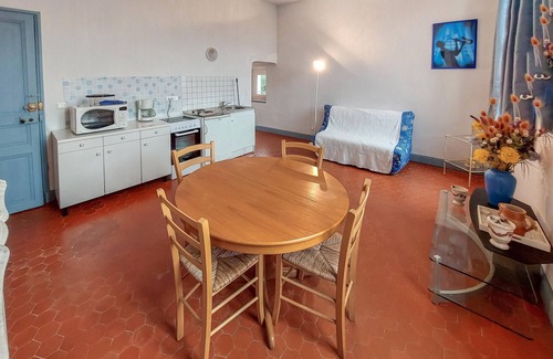 Fox-Amphoux Apartment | Spend your vacation in this appealing apartment with pool access.
