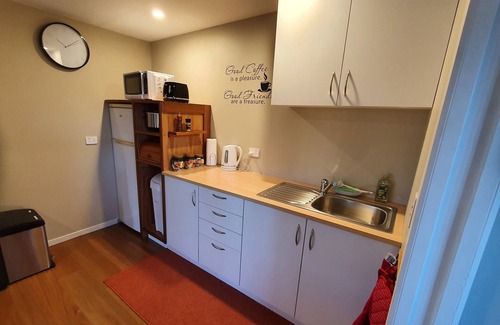 Motueka Cottage | Spic-and-Span on King Ed