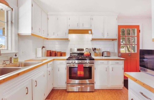 Ellsworth House | Spindle Cottage on the Shore!