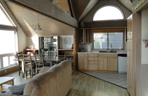 Moclips House | Spindrift - Right on the Beach-New Hot Tub