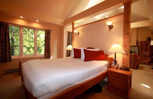 Victoria West Bed & Breakfast | Spinnakers Brewpub & Guesthouses