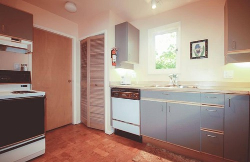 Victoria West Bed & Breakfast | Spinnakers Brewpub & Guesthouses