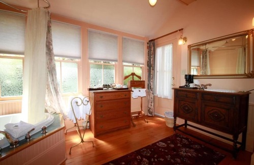 Victoria West Bed & Breakfast | Spinnakers Brewpub & Guesthouses