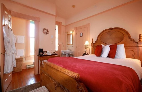 Victoria West Bed & Breakfast | Spinnakers Brewpub & Guesthouses