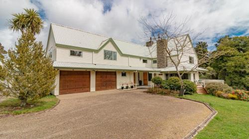 Raurimu Apartment | Spiral Gardens Country Park Retreat