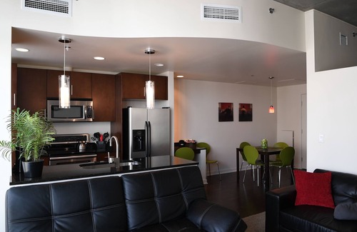 Downtown Denver Condo | ❤️SPIRE LOFT-Pool-Hot Tub-Gym-Parking-Views-WiFi-Washer/dryer in unit-Smart TV❤️