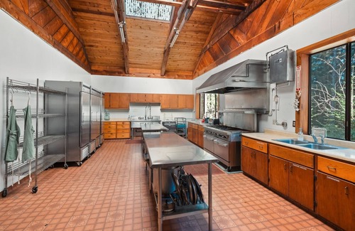 Albion House | Spirit Camp Redwood Retreat for 25-50+ Guests! 10 min. from Town of Mendocino