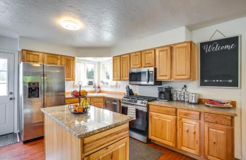 Spirit Lake House | Spirit Lake Home with Fenced Yard 1 Mi to Water!