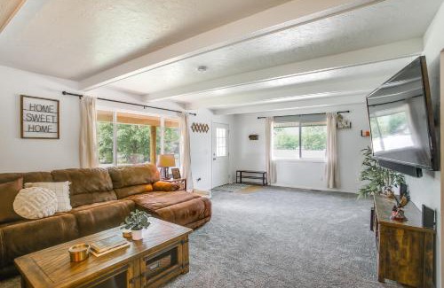 Spirit Lake House | Spirit Lake Home with Fenced Yard 1 Mi to Water!