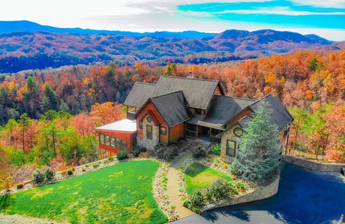 Gatlinburg - Pigeon Forge Cabin | Splashing at the Bluffs