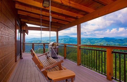 Gatlinburg - Pigeon Forge Cabin | Splashing at the Bluffs