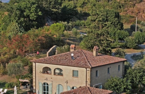 Il Poggio Villa | Splendid 17th Century Farmhouse. Pool, Pergola, panoramic garden