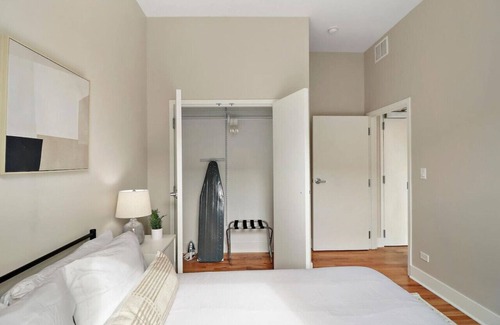 Lake View East Apartment | Splendid 1BR Apt in Lakeview Fully Furnished