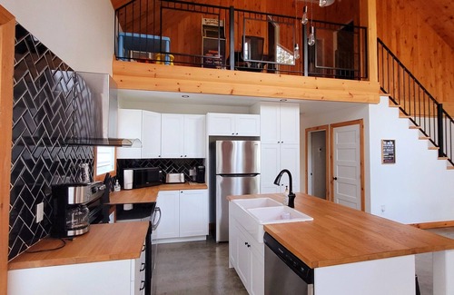 Mauricie Ski Chalet | Splendid Chalet on the banks of the Mékinac & SPA & Foyer