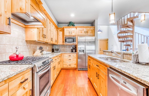 Government Camp Condo | Splendid condo with high-speed WiFi, gas fireplace, loft, & central AC