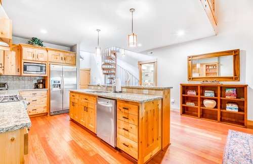 Government Camp Condo | Splendid condo with high-speed WiFi, gas fireplace, loft, & central AC