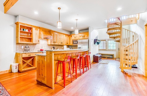 Government Camp Condo | Splendid condo with high-speed WiFi, gas fireplace, loft, & central AC