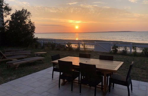 Ronce-les-Bains Villa | Splendid waterfront Villa with stunning view over the ocean