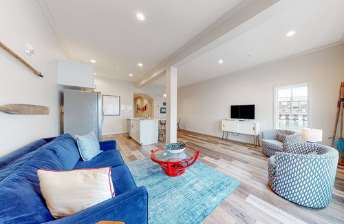 Coupeville Condo | Splendid waterfront hotel with Penn Cove views, balconies, kitchens, & W/Ds