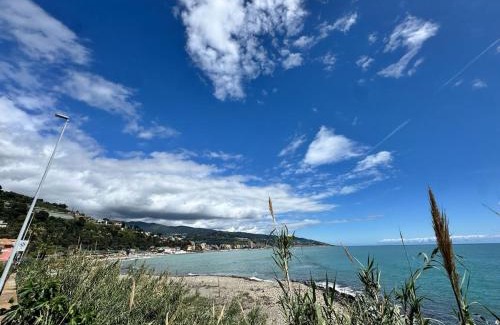 Bussana Apartment | Splendida Casa vista mare per 4 persone di fronte alle spiagge di Bussana
