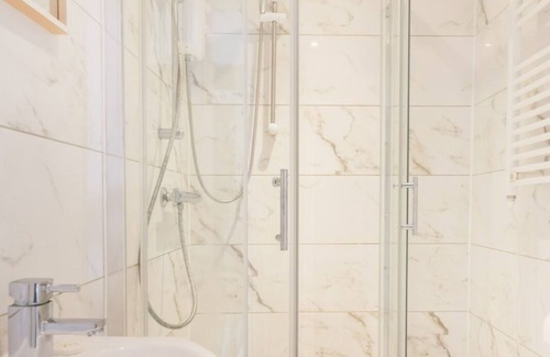 King's Cross Apartment | Split level Room with Private Bathroom