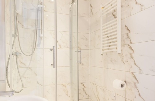 King's Cross Apartment | Split level Room with Private Bathroom