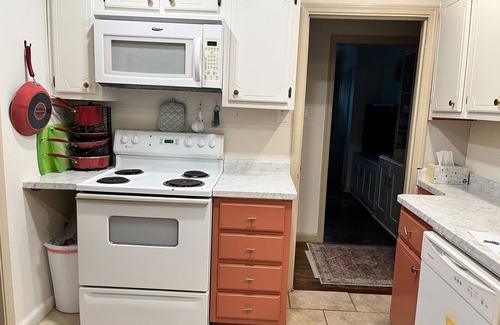 Port Wentworth Cottage | Split plan for privacy! 2 BR 2 BA cottage w AC, deck, pet-friendly fenced yard