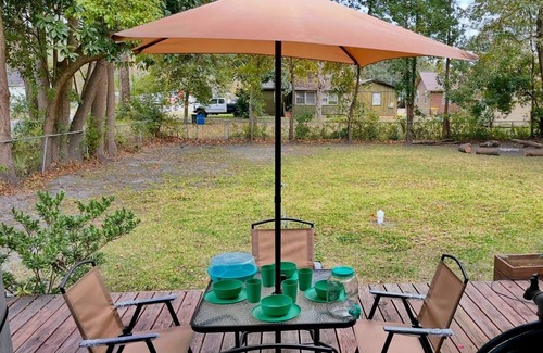 Port Wentworth Cottage | Split plan for privacy! 2 BR 2 BA cottage w AC, deck, pet-friendly fenced yard