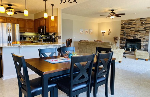 Hot Springs Village House | Spoil yourself with this beautiful Lake Balboa retreat