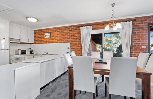 Jindabyne Apartment | Sponars Onshore - 2BR Apartment l Pet-Friendly l WiFi l Air-Con l Fenced Backyard