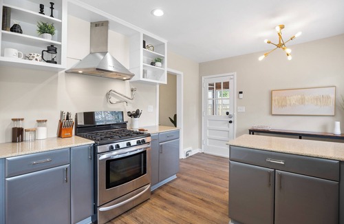 Greensboro House | Sports Bar + Work Center + 6 TVs + Fully Fenced Backyard