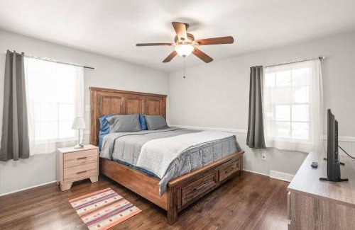 Charlotte Apartment | Spotless 4BR near CLT Uptown, Fast Wi-Fi