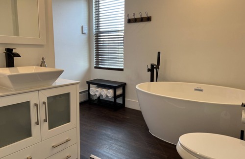 Kingston House | Spotless & Modern w/ Gourmet Kitchen, Spa Bathroom, & Double Workstations