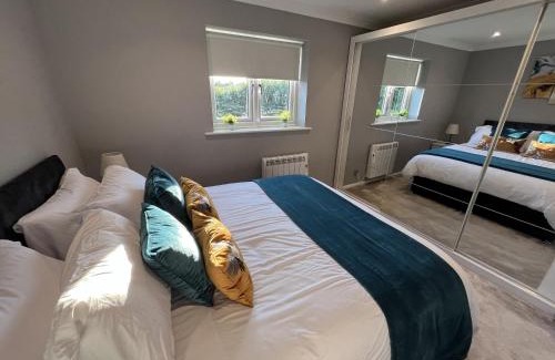 Stevenage House | Spotless Two-Bedroom Home with Garden and Parking