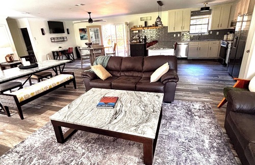 Daphne House | Sprawling retreat perfect getaway near beach kid friendly