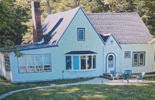 Grand Junction House | Spring is for Mom! Celebrate HER with wine, shopping and coffee on the dock!