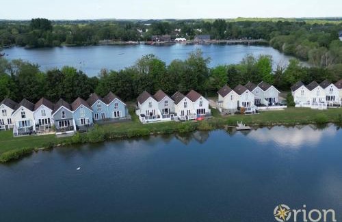 South Cerney House | Spring Lake 14, Lakeside Retreat