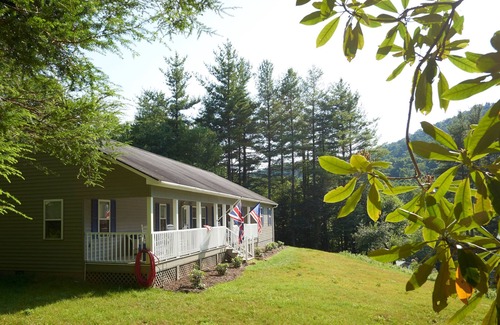 Fleetwood House | SPRING LODGE - A Beautiful & Private retreat 5 minutes from Blue Ridge Parkway